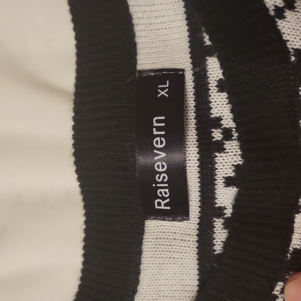 Beautiful Winter Patterned Sweater - image 2